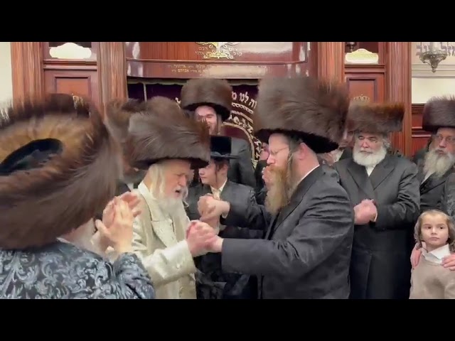 האדמו"ר ממונקאטש שליט"א בשמחת השבע ברכות לנכדו רוקד עם מחותנו הרה"ג ר' אפרים שלמה הלברשטאם שליט"א