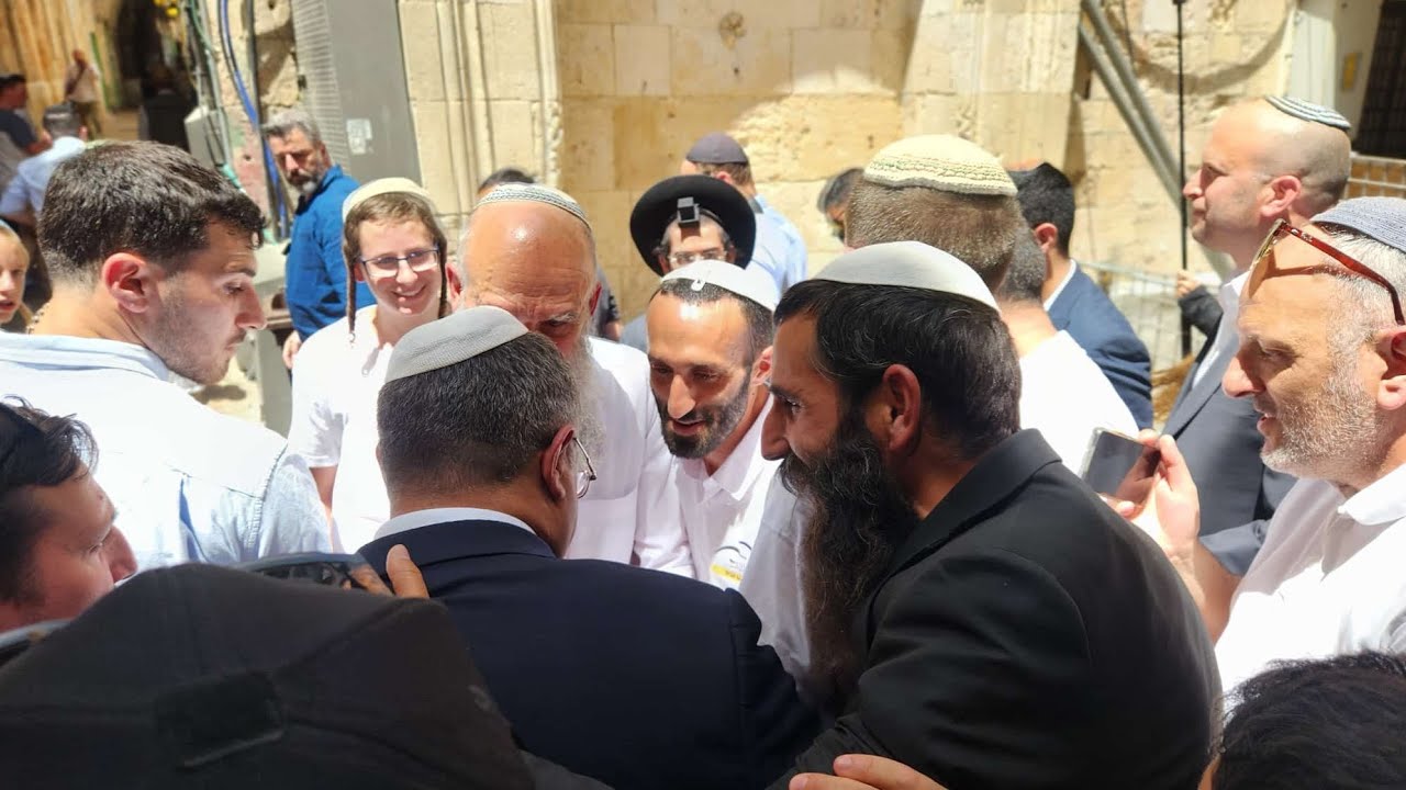 הרב אלישע וולפסון ראש ישיבת הר הבית מחזק את השר איתמר בן גביר בהר הבית ביום ירושלים