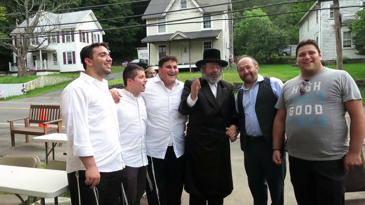 Grand Rabbi of Nikelsburg Woodbourne singing with Yehuda Green