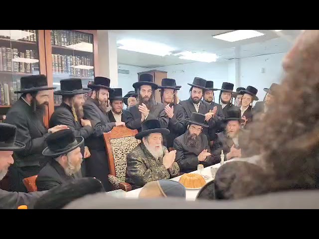 האדמו"ר מויז'ניץ בשירה לאחר תחילת כתיבת ספר תורה לע"נ האברך ר' ישראל נח ויזל ז"ל