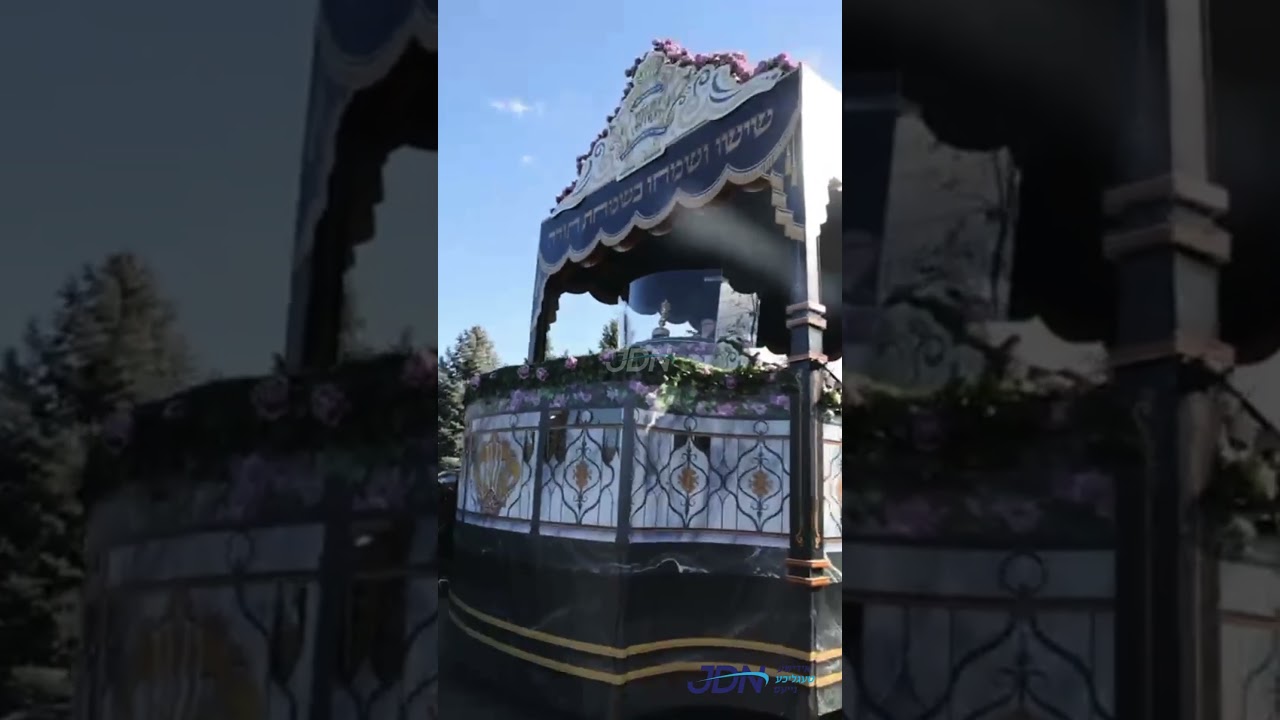 די תהלוכה ברחובות שיכון סקווירא מיט די בחורי חמד ביים מעמד הכנסת ס"ת פון האדמו"ר מסקווירא.