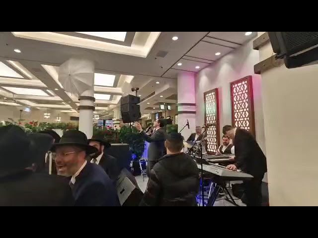 הזמר רפאל מלול עם התזמורת של בני לאופר
