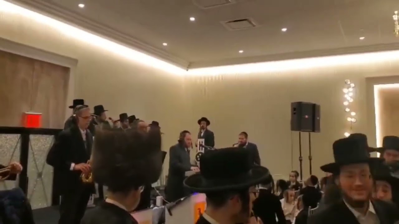 Avrumi Berko 🎹 Shea Berko, Meilech Braunstein 🎤 Shira Choir