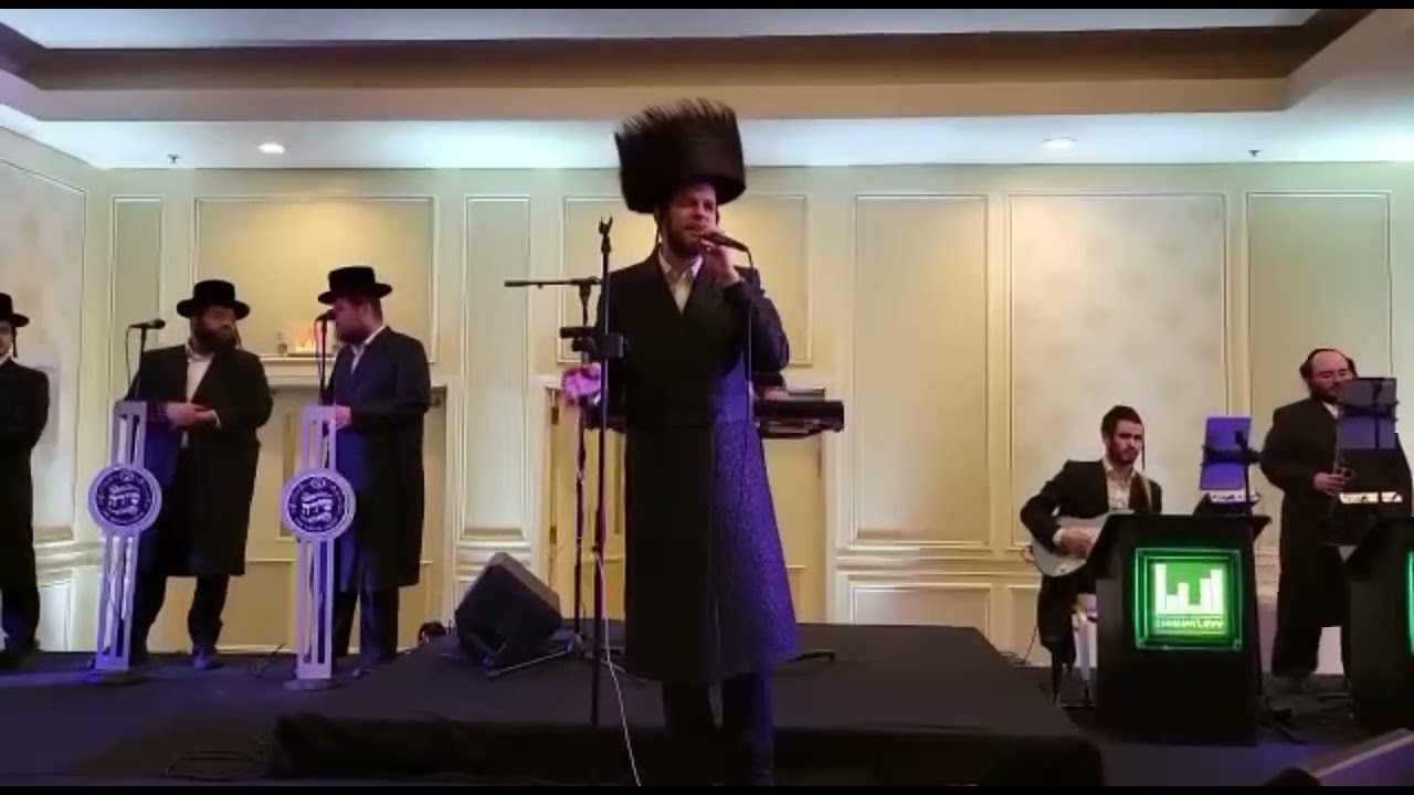 הזמר דן שטרן עם התזמורת של שימי לוי ומקהלת שירה