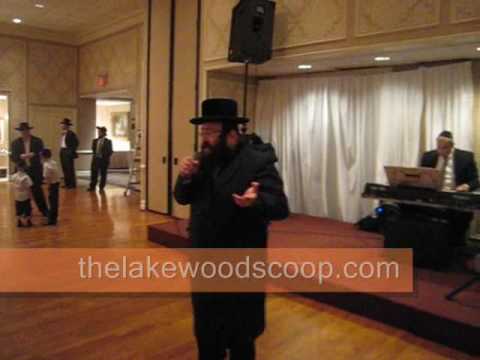 R' Yechiel Fligman Singing at the Paschkusz Rubin Chasunah