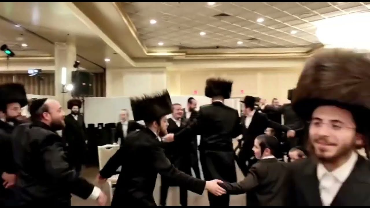 יואל פלקוביץ עם אברהם מרדכי שווארץ והקלידן שימי לוי בחתונה