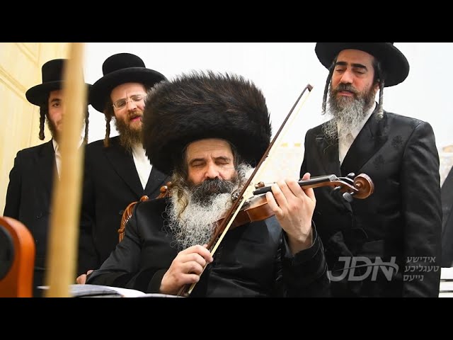האדמו"ר מזוטשקא ביי הדלקת נרות חנוכה - ליל א' חנוכה