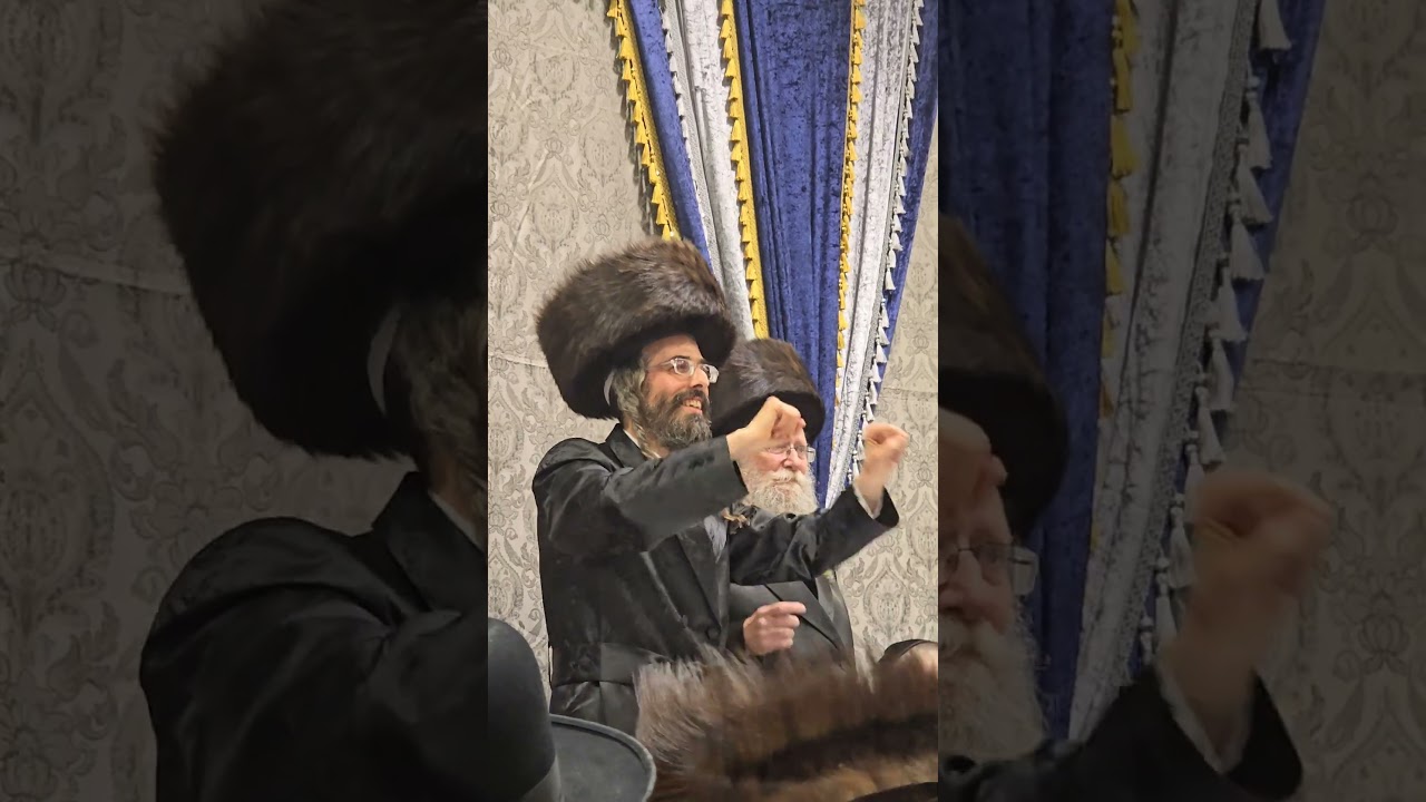 כק האדמור שליט"א בריקוד סוער בשמחת בית השואבה המרכזית