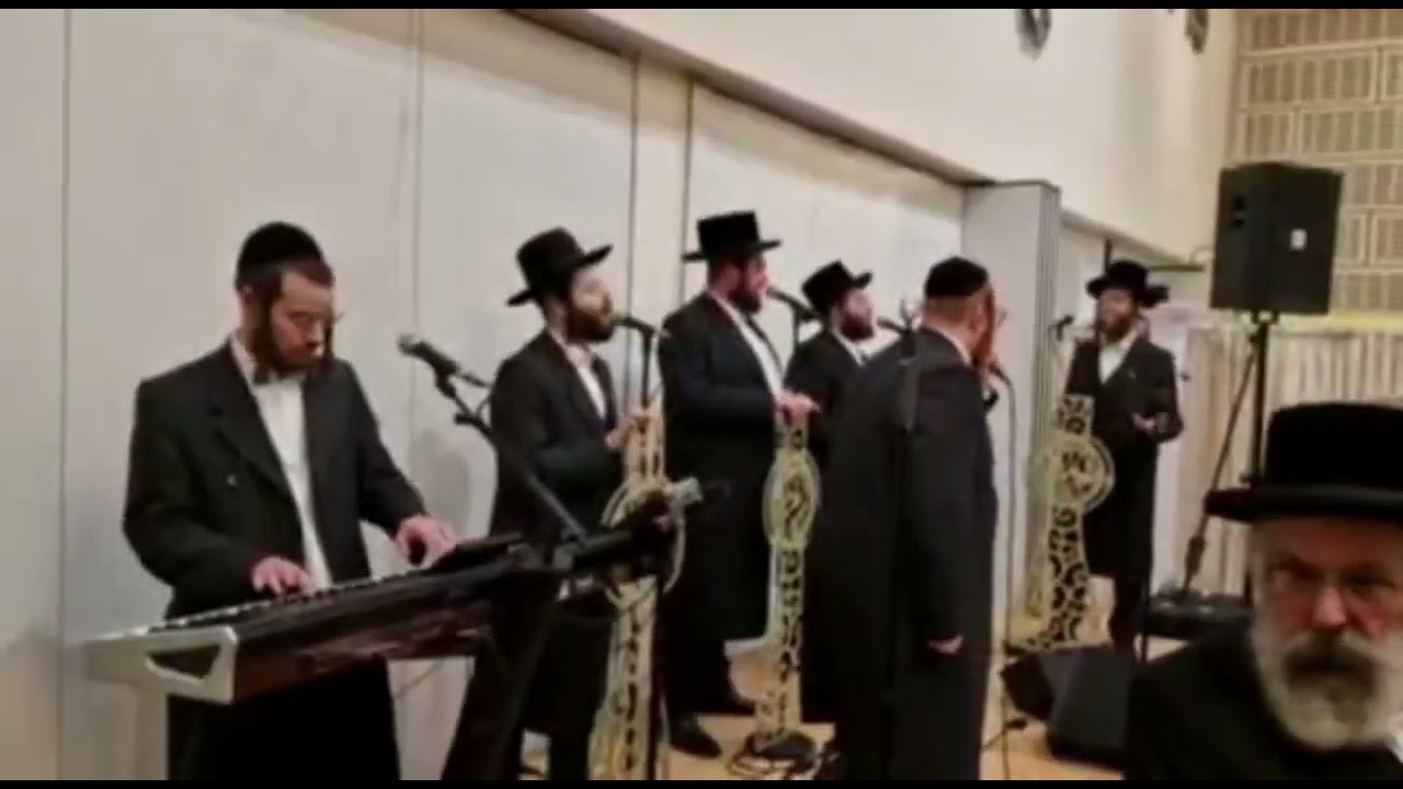 גרשי אולי עם מקהלת נגינה והקלידן בני ברנדסדופר