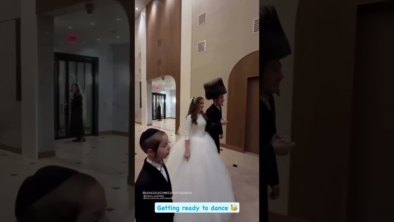 Here comes the couple! 👰🤵‍♂️