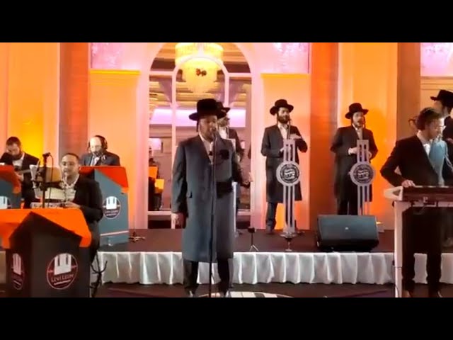 Lipa Schmeltzer & Shira Choir Performing At A Wedding - Levi Lesin ליפא שמעלצר עם מקהלת שירה בחתונה