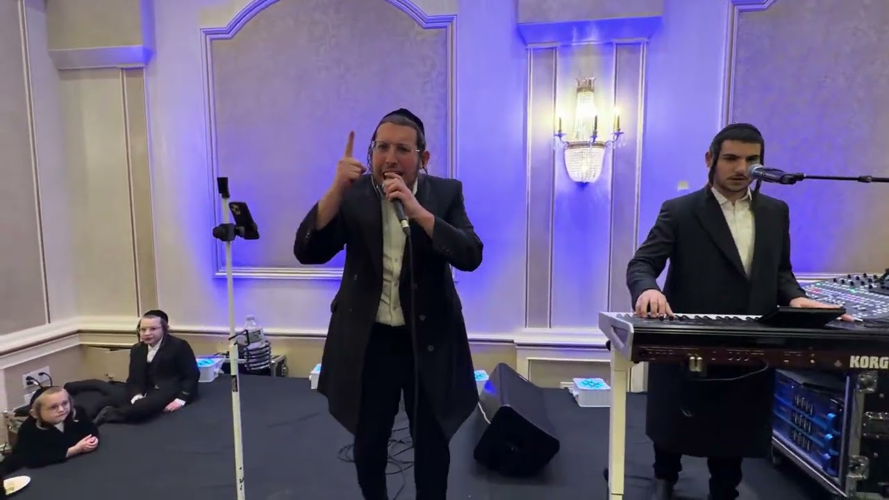 Avrumi Cohen on the keys & Kalmy Schwartz @ Noach Morris Fruchter Hit