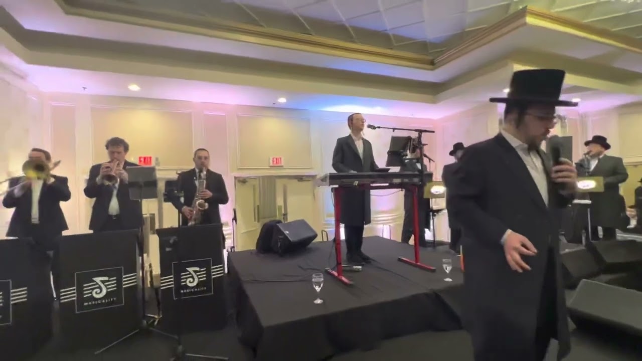 Yossi shtendig on keys & lipa schmelzer singer