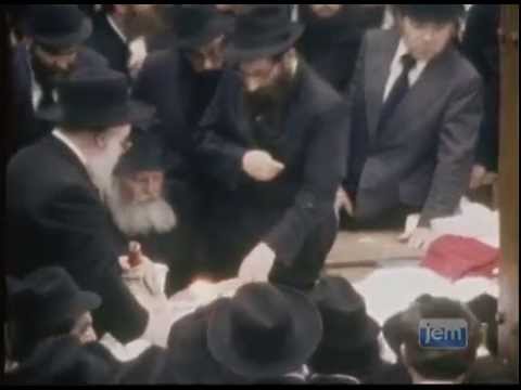 RARE Footage | The Rebbe Performing Havdala