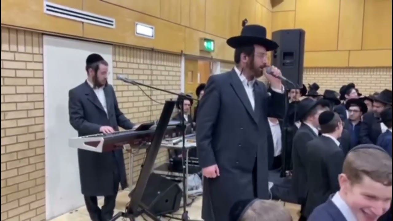 הזמר בוכי גליק עם הקלידן בני ברנדסדופר