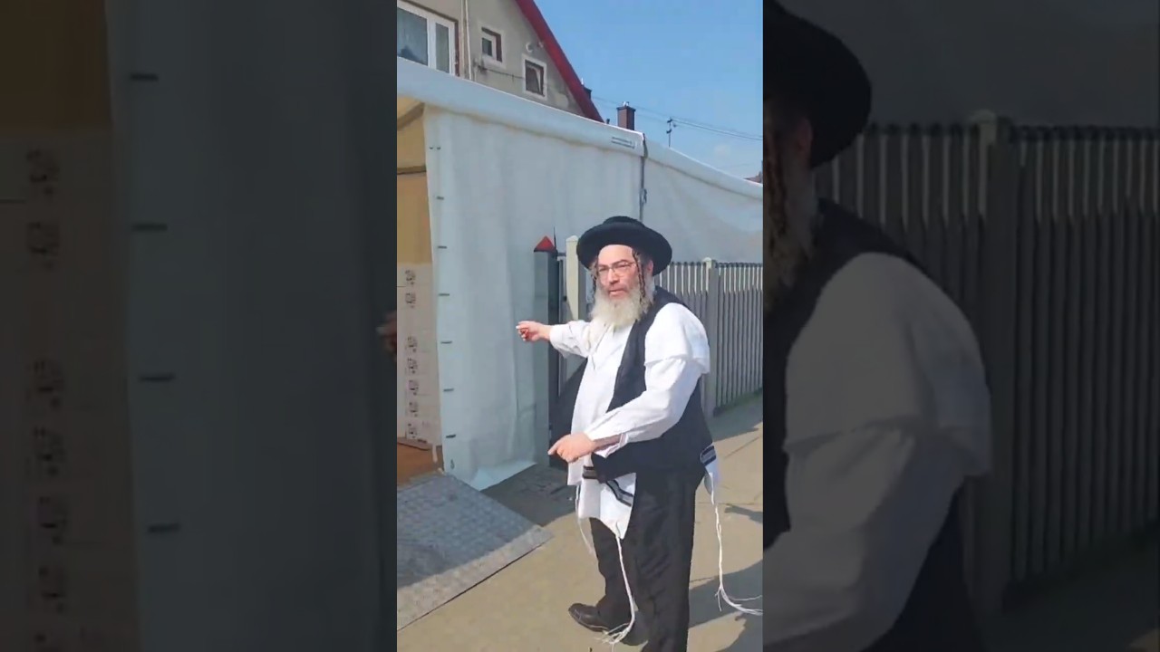 ר' שלמה הערש עקשטיין, יעצט אין  שטאט צאנז, ווי ער קאכט פאר די יארצייט פון דעם הייליגן צאנזער רב.