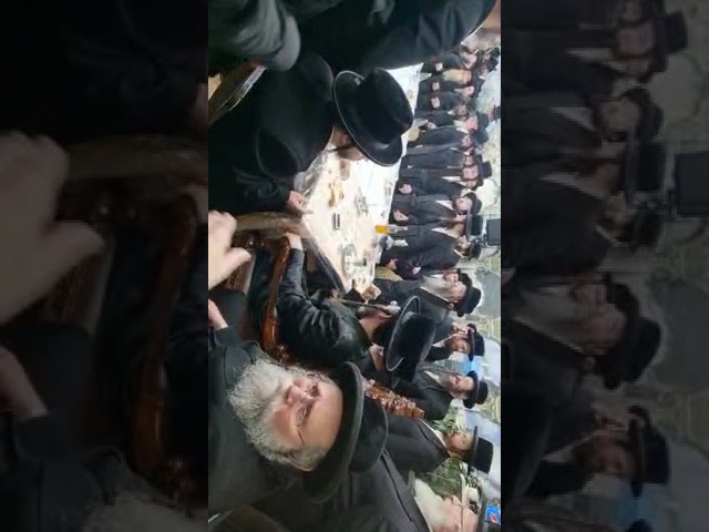 טיש לרגל נסיעה לקברי צדיקים לכבוד חתונת בנו בכורו של כ"ק האדמו"ר מזווהיעל שליט"א