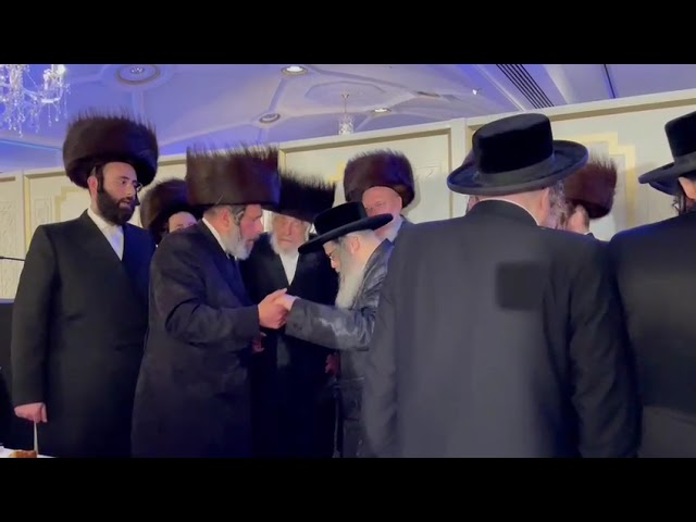 הכנסת ספר תורה דורך הנגיד ר׳ סנדר גאלדבערגער הי״ו צום בית המדרש הגדול ד׳סאטמאר אויף ראדני סט.