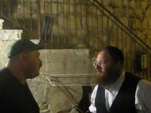 מנשה מראיין איש עסקים אמיתי ~ Interviewing a real Israeli businessman