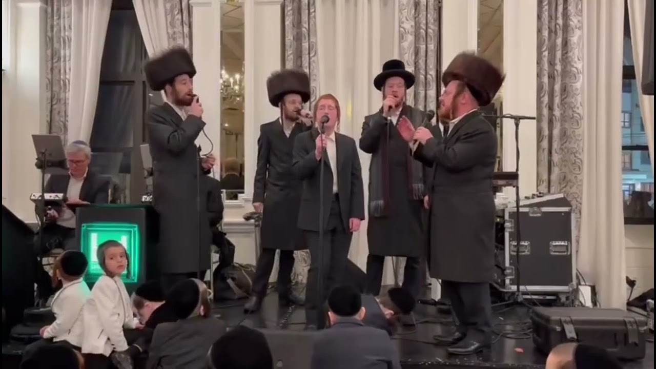 הקלידן שימי לעווי עם מקהלת זמירות וילד הפלא