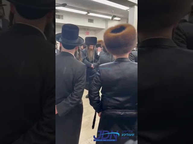 האדמו"ר מסאדיגורה אין א טאנץ ביים שמחת השבע ברכות לבית וויזניץ מאנסי, קאלוב און אמשינאוו.