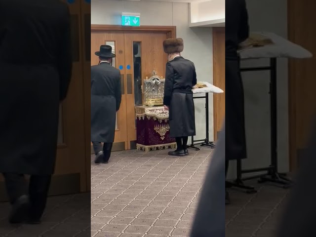 הדלקת נר א' דחנוכה בחצה"ק וויזשניץ לונדון