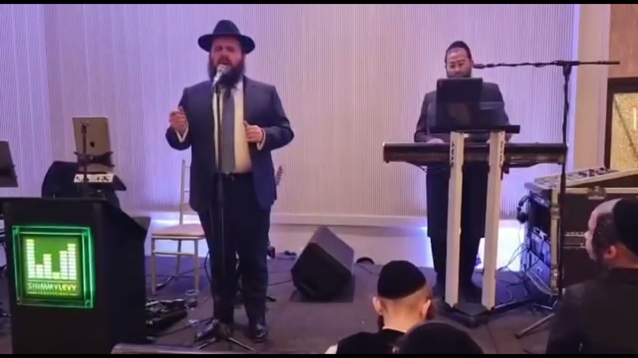 הקלידן שימי לוי עם הזמר שיעה ברקו והחזן מוטי בויאר