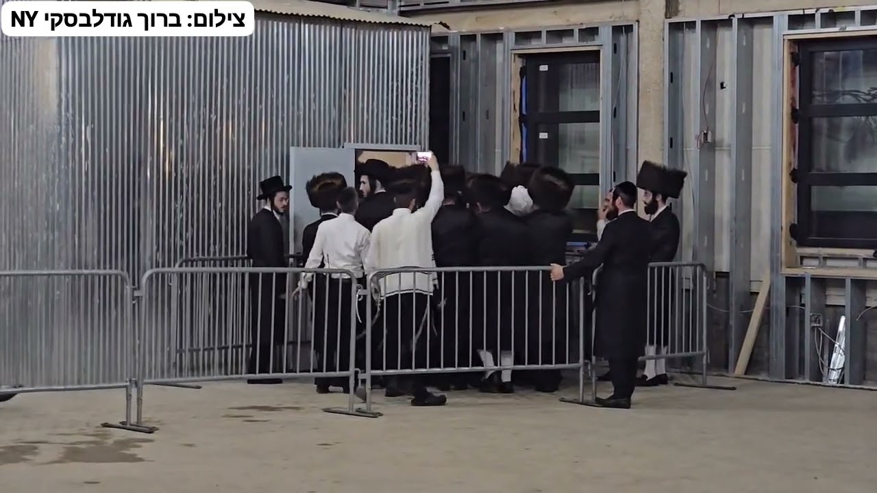 מיטת הרה"ק מקאסוב זצוק"ל מוכנסת לבית המדרש החדש קאסוב בעת מסע הלוויה - סיון תשפ"ד