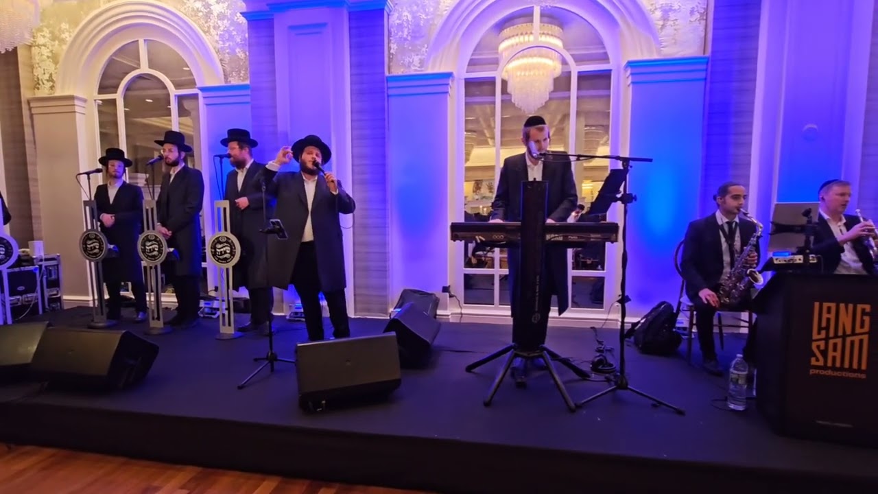 לוי פאלקוביץ עם התזמורת של הערשי לאנגסאם ומקהלת שירה בביצוע ל״סוד של משקה״
