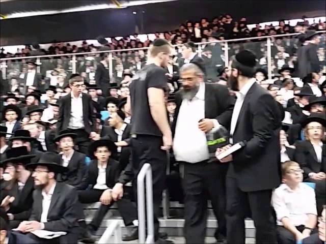 מרגש! מקהלת 'מלכות' ואהר'לע סאמט שרים 'יוודע בגויים' לרגל המצב הקשה בארץ הקודש
