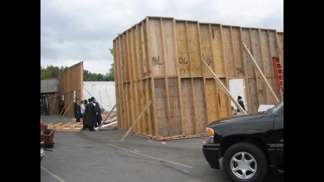 KJ Rabbi Aroini's crash of Biggest Sukkah