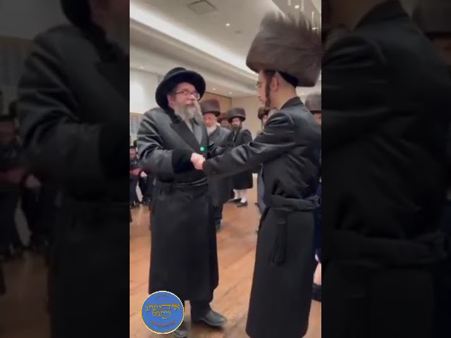 כ"ק אדמו"ר מסקולען ירושלים שליט"א רוקד עם החתן וכ"ק אדמו"ר מסקולען מאנסי שליט"א רוקד עם ילד קטן בצד