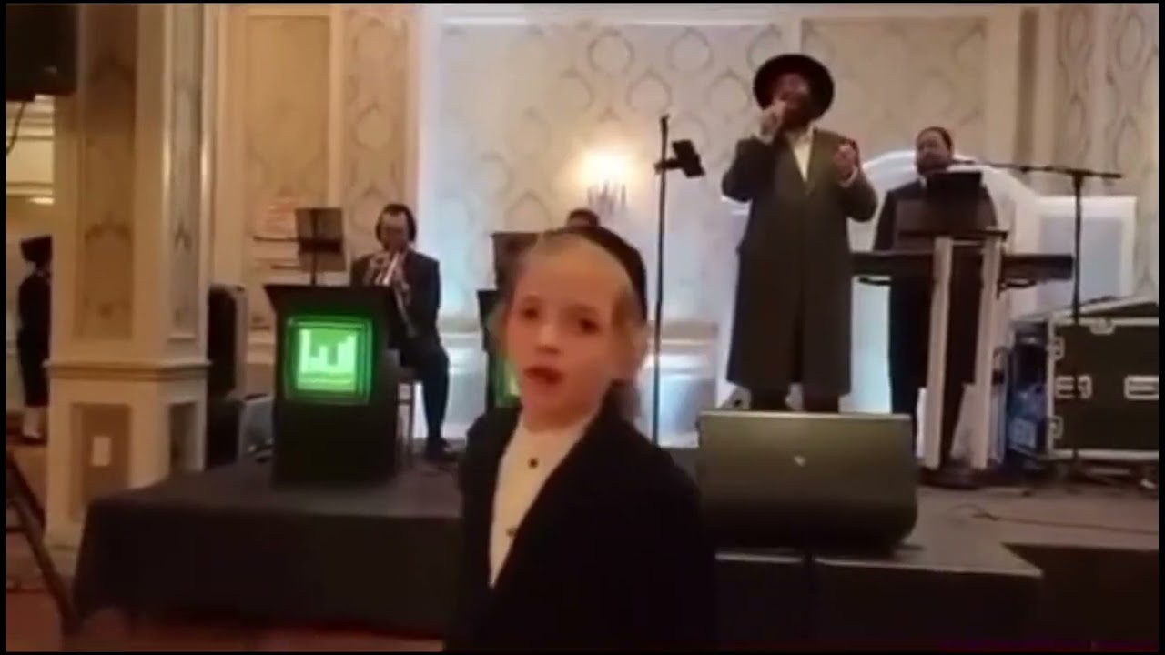 שמעיה פישר עם הקלידן שימי לעווי ותזמרתו