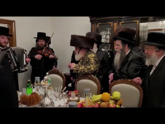 מחזה הוד..! כ"ק אדמו"ר מוויזניץ שליט"א מתרגש מאוד מתנועה של הרוזינ'ער זצ"ל אחרי סיום כתיבת האותיות