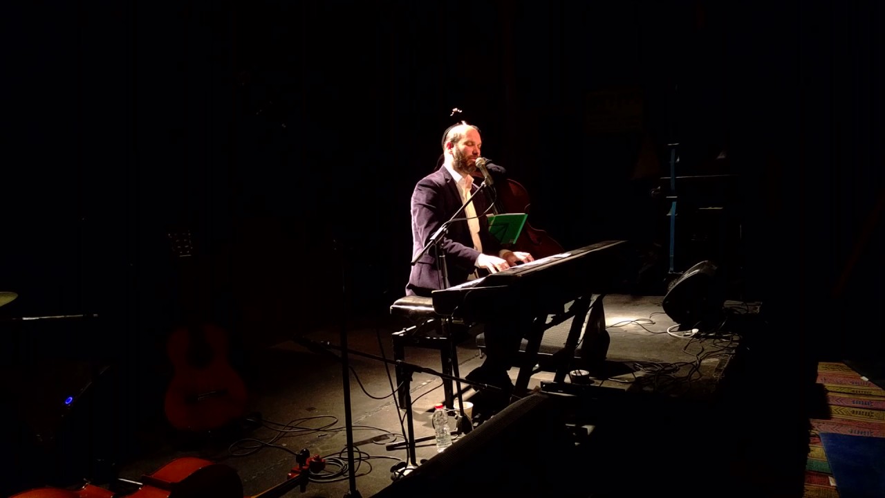 יונתן רזאל בשיר מחווה למאיר בנאי ז"ל "גשם" - LIVE