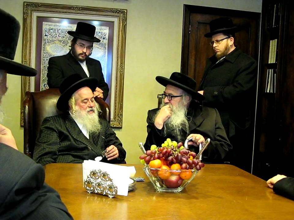 Parsiuv rav visiting Munkatcher Rebbe Part 1