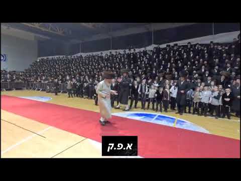 ריקוד לאחר החופה ומצוה טאנץ של האדמו"ר מפינסק קארלין בשמחת בית פינסק קארלין - סאסוב - ביאלה ארה"ב