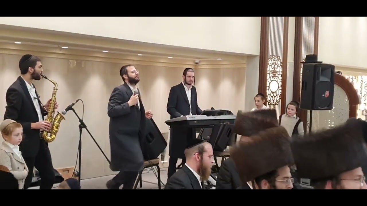 שרוליק קלצקין בחתונה עם הקלידן צביקי רובין על הסקספון מנחם הכט
