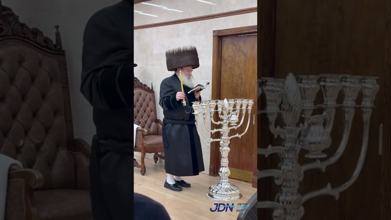 האדמו"ר מקראלי ביי הדלקת נרות חנוכה - ליל א' חנוכה