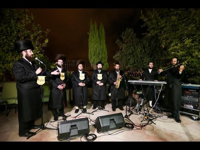 מקהלת 'מלכות' והכליזמר בביצוע מרגש: 'ומפני חטאינו'! | Baruch Vizel & Malchus Choir