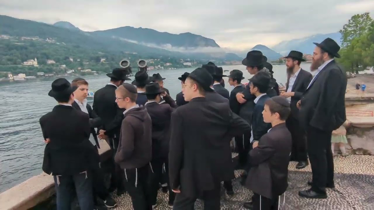 Lubavitcher Bochurim Pay Tribute to Fallen Mossad Agent