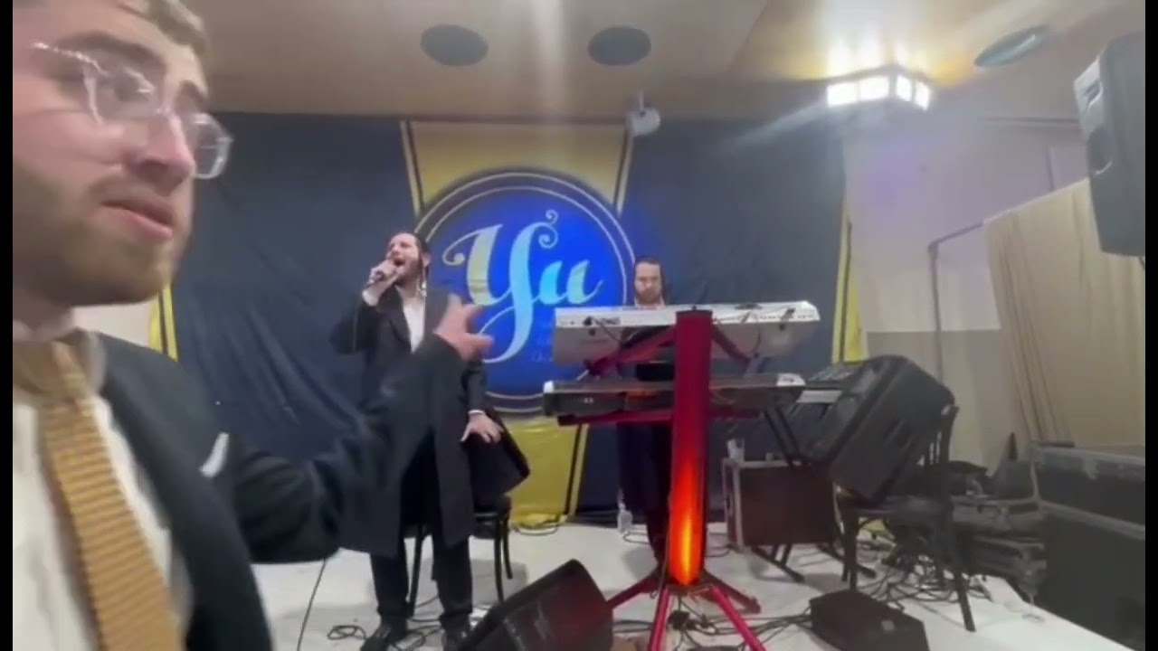 הזמר שמוליק קליין עם הקלידן יוחנן אורי