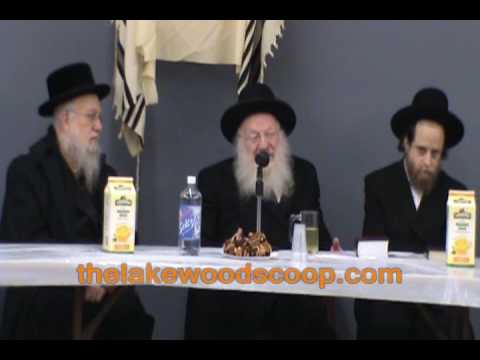 Mashgiach Kvias Mezuzah At Toras Emes