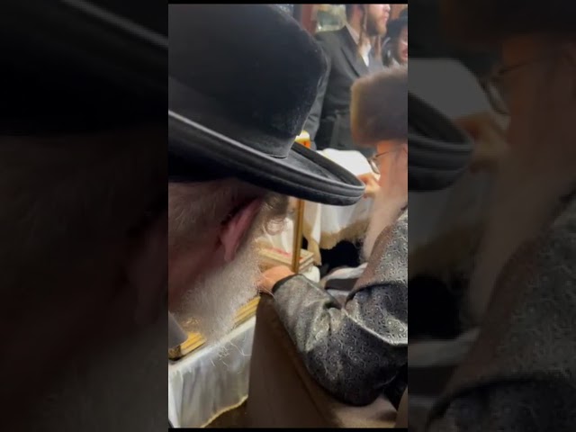 הדלקת נר ד' דחנוכה בחצה"ק פוריסוב