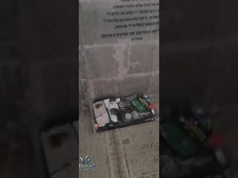 תיעוד מציון הק' של כ"ק אדמו"ר מסקולען זצ"ל ~ קופסא בציון הק' שמיועד לשבור את הסמרטפון ולזרוק אותו שם