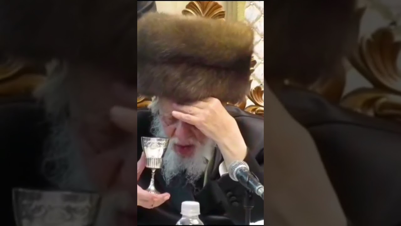 האדמו"ר מקאפיטשניץ בברכת המזון בטיש ייארצייט של זקנו זצ"ל אור לט"ז תמוז תשפ"ג