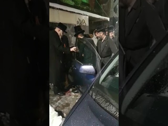 כ"ק אדמו"ר מסקולען זצ"ל יוצא ממאפיית המצות ערב פסח סוף ימיו