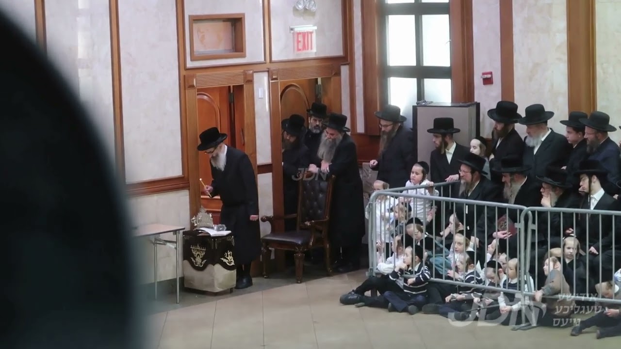 האדמו"ר מראחמיסטריווקא ביי הדלקת נרות חנוכה - זאת חנוכה