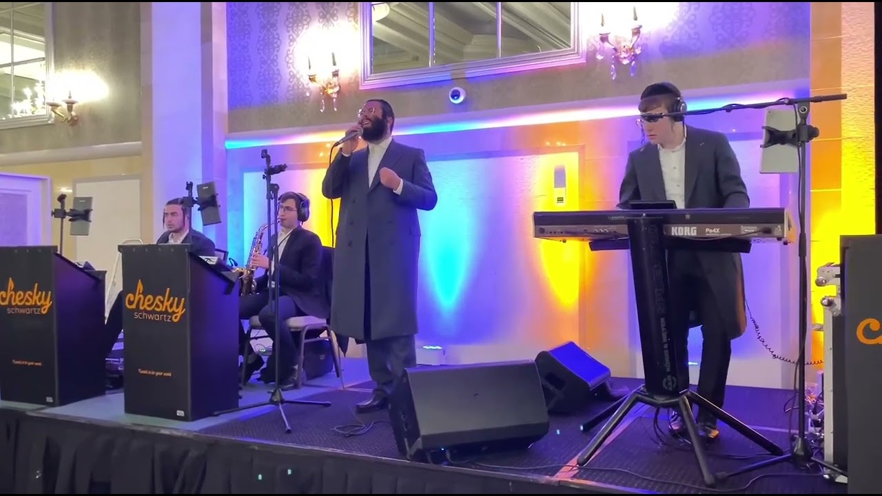 שמעיה פישר עם הקלידן חזקי שווארץ בחתונה