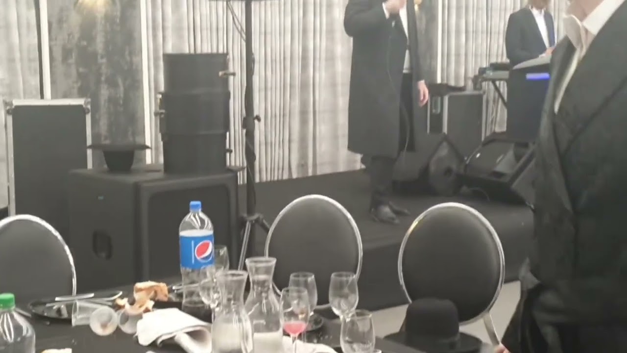 הזמר חיים פולק עם הקלידן מנדי ברנשטיין בחתונה